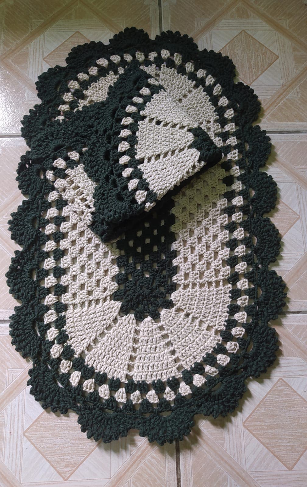Tapete Oval em Crochê Verde Escuro e Cru (40x67 cm)
