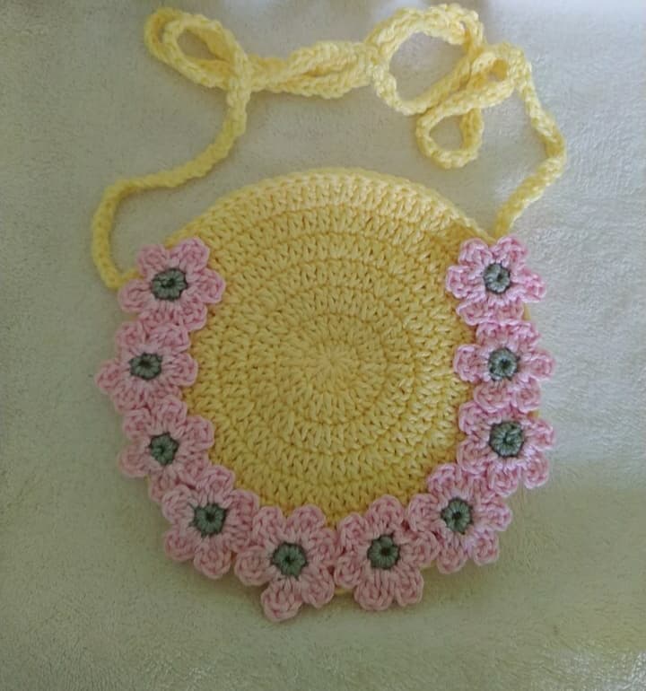 Bolsa Tiracolo Redonda de Crochê Amarela com Flores Rosas (15 cm)