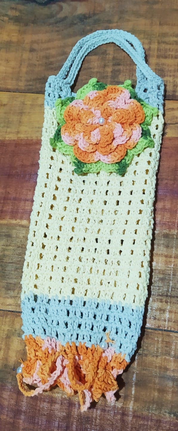 Puxa-Saco de Crochê com Flor em Relevo – Organização e Charme para a Cozinha (16x38 cm)