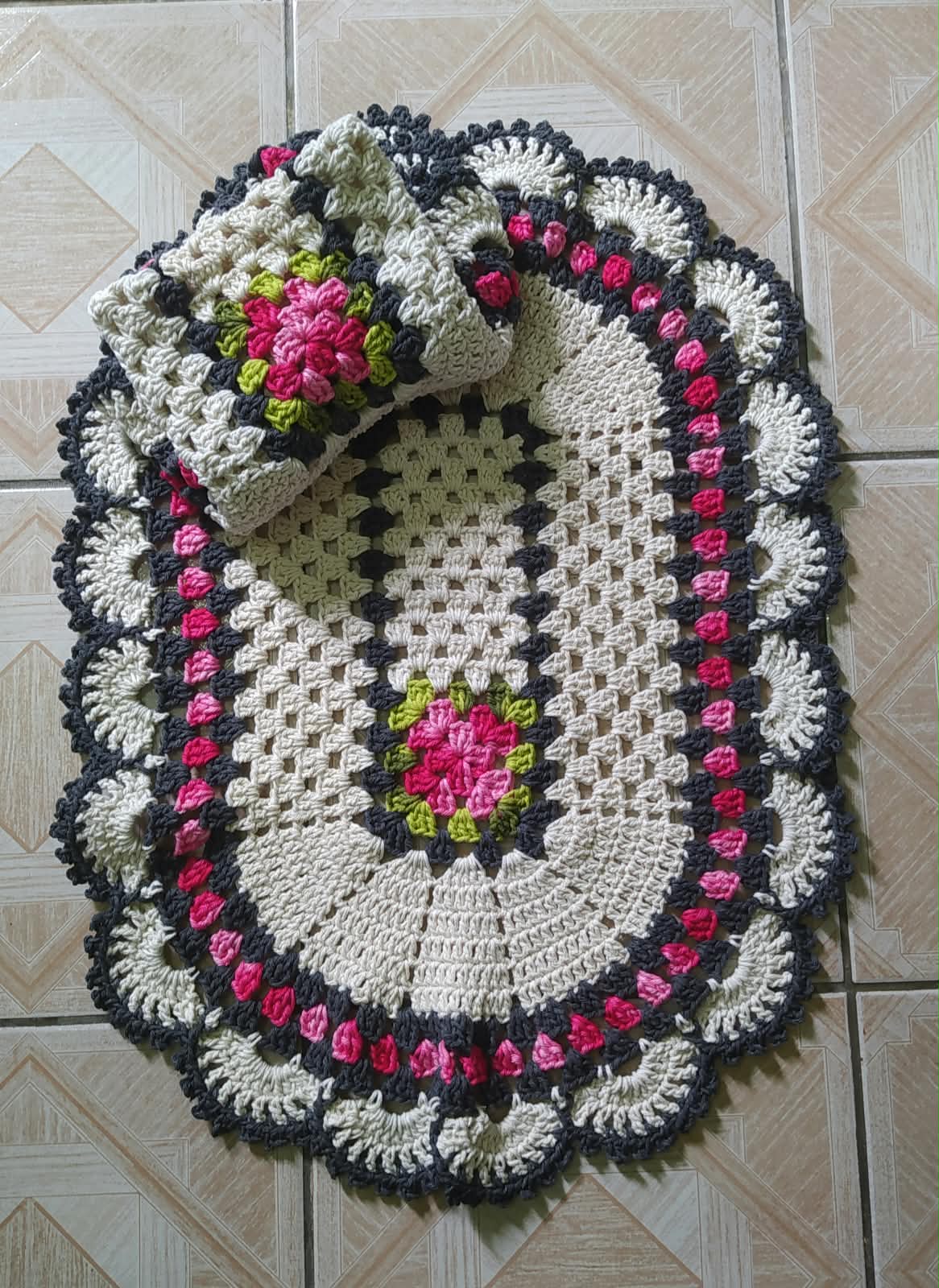 Tapete de Crochê Oval com Flor Central - Cru, Rosa e Cinza Chumbo (62x45 cm)