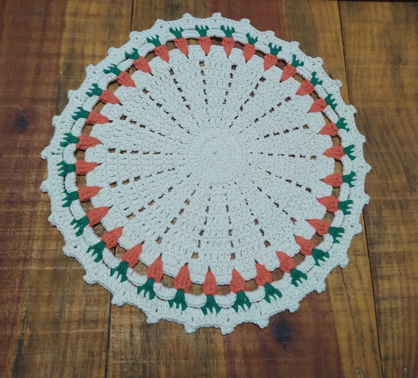 Sousplat de Crochê Modelo Cenoura – Charmoso e Temático (38 cm)