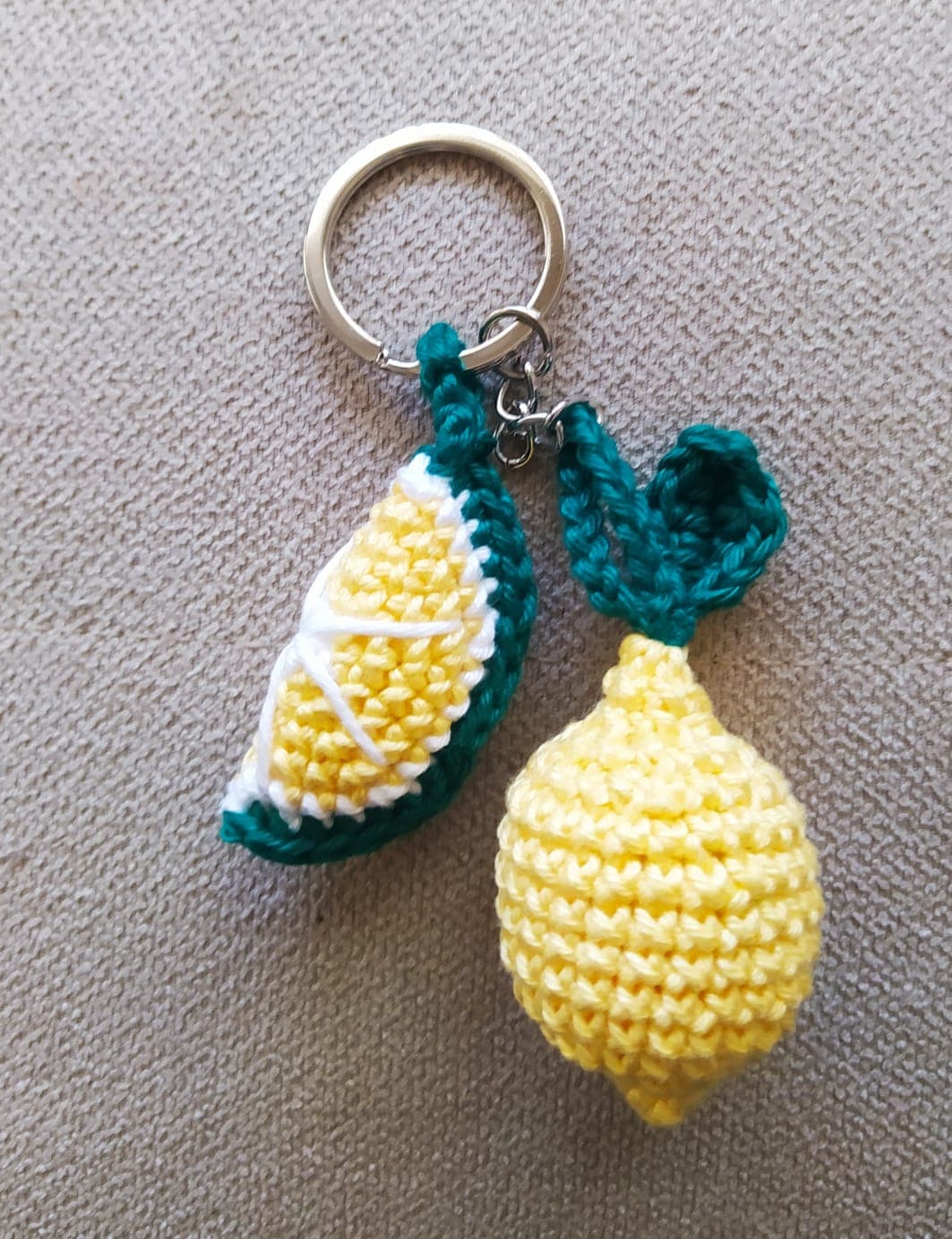 Chaveiro Limão de Amigurumi – Pendente Duplo Frescor Artesanal