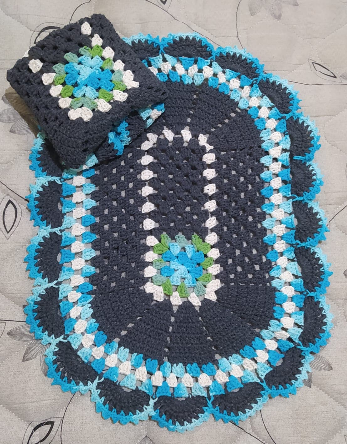 Tapete Oval de Crochê com Square Central Chumbo e Azul (60x45 cm)