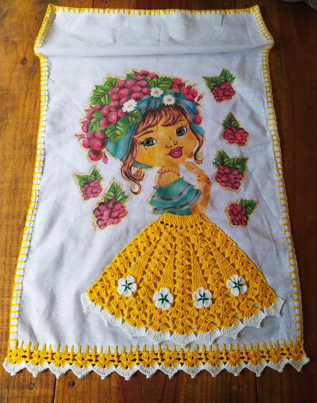 Pano de Prato Decorativo Boneca Uva com Saia e Barrado de Crochê Amarelo (72x45 cm)