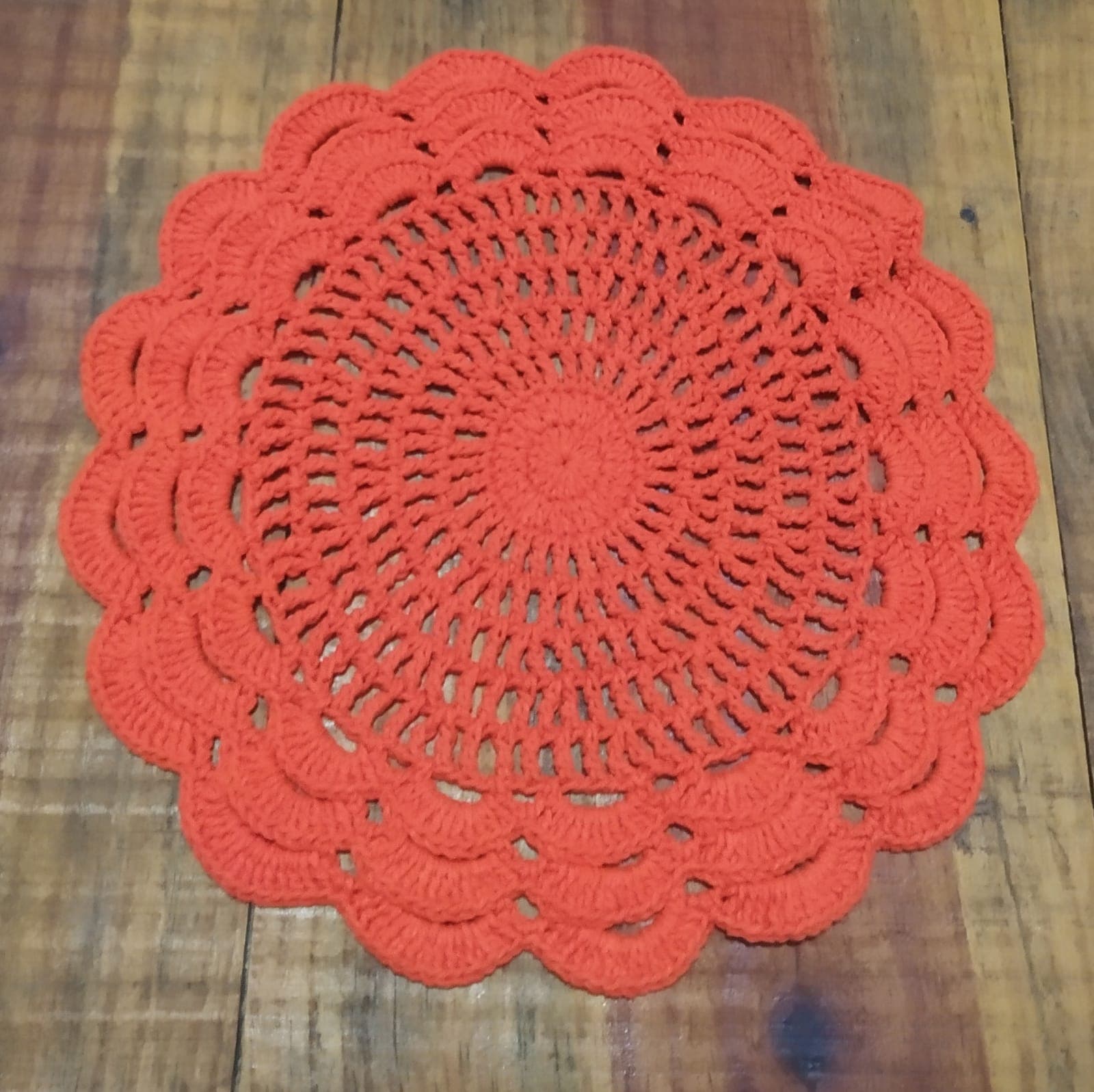 Sousplat de Crochê Laranja – Vivacidade e Elegância na Mesa Posta (36 cm)