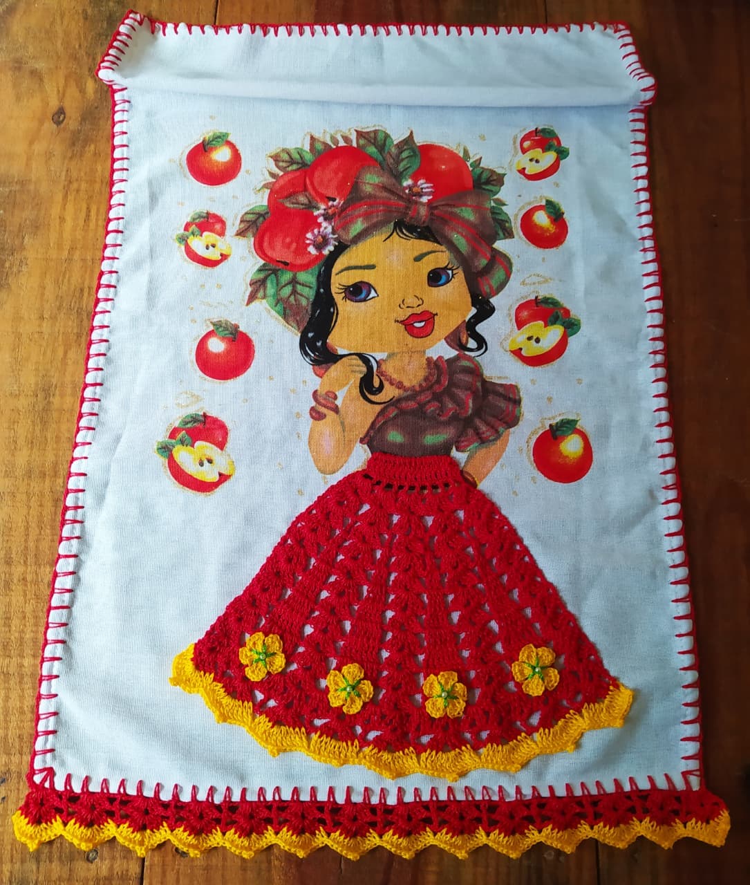 Pano de Prato Decorativo Boneca Maçã com Saia e Barrado de Crochê Vermelha (72x45 cm)
