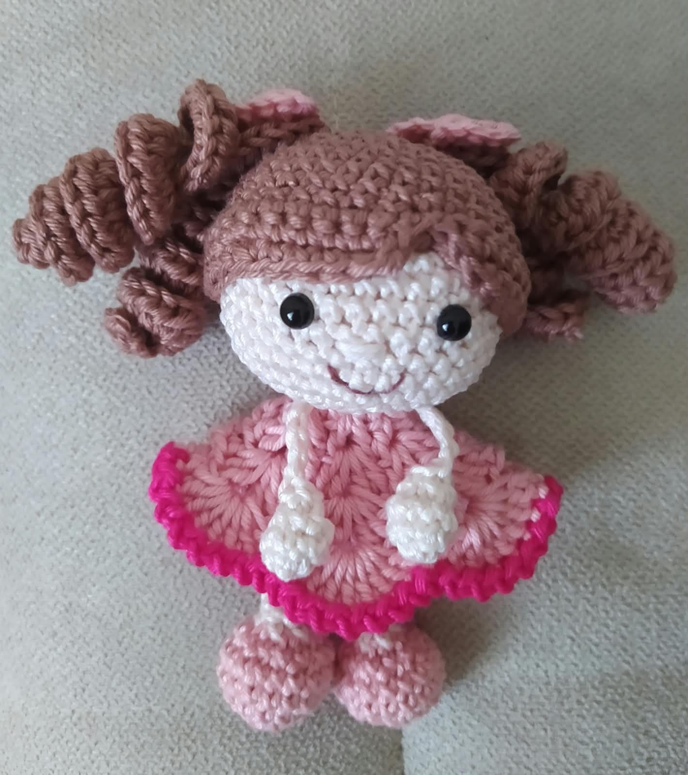 Boneca Amigurumi Bambolina em Crochê Rosa e Castanho (13 cm)