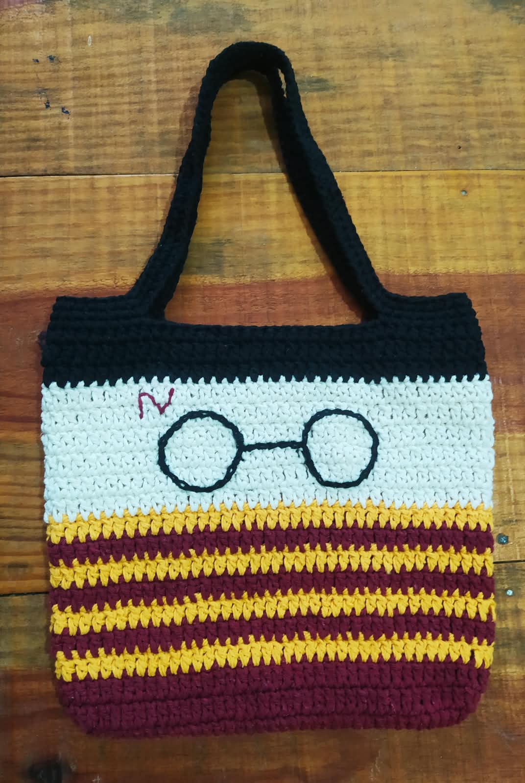 Bolsa Comemorativa de Crochê Harry Potter - Tema Grifinória (29x46 cm)