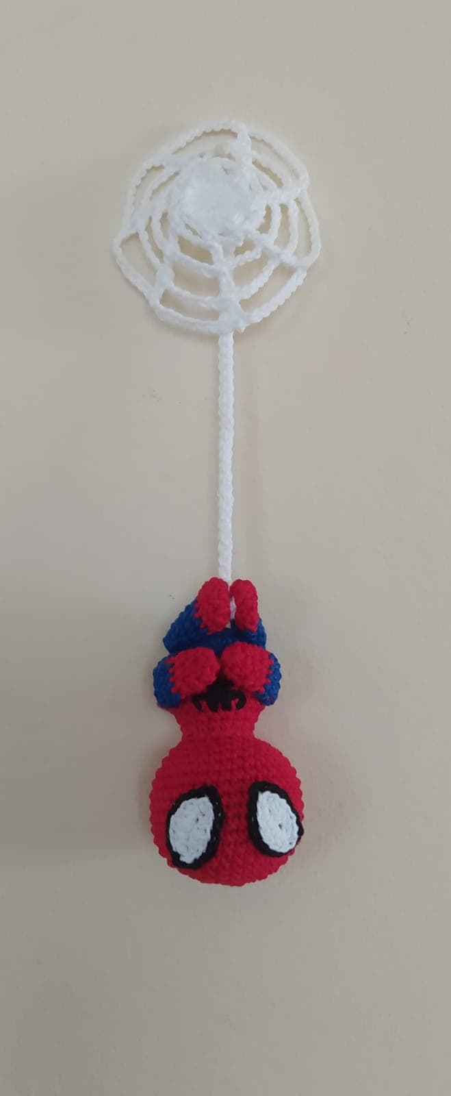 Amigurumi Homem-Aranha Pendurado na Teia